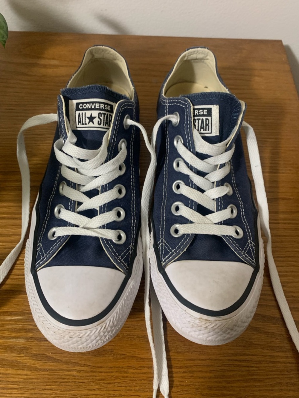 Converse Low Top Navy and White Sneakers, Barely Worn EUC size 7
